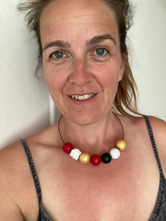 Náhrdelník na struně