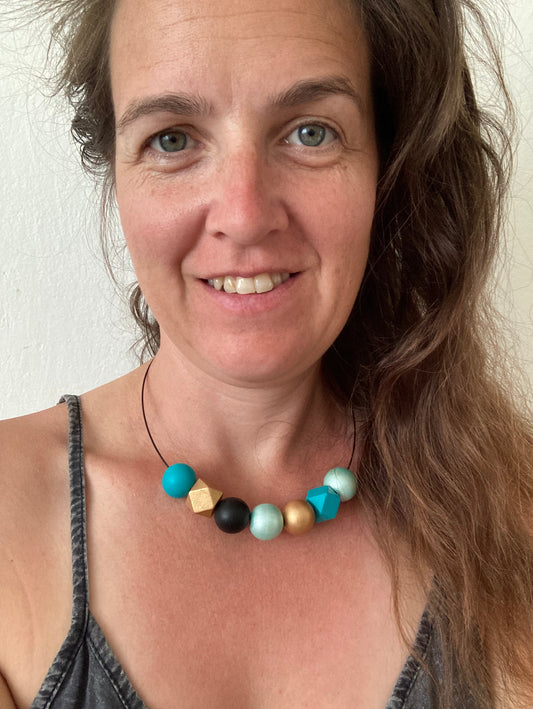 Náhrdelník na struně