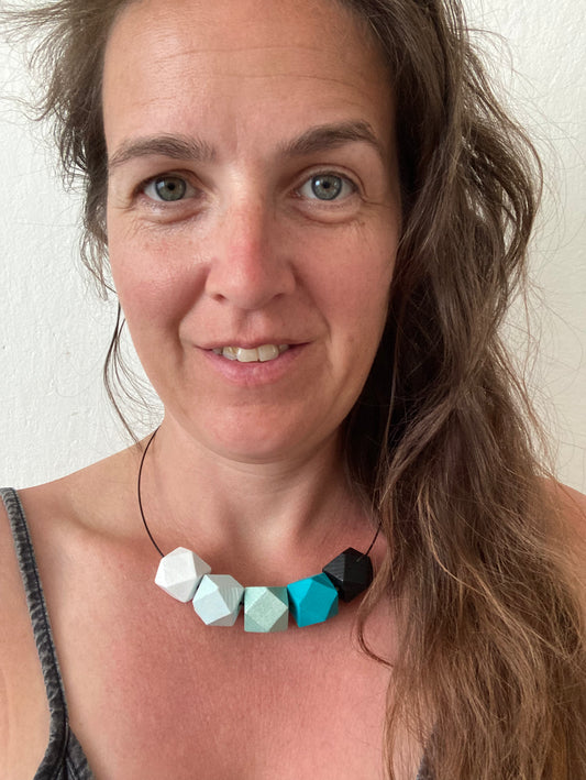 Náhrdelník na struně