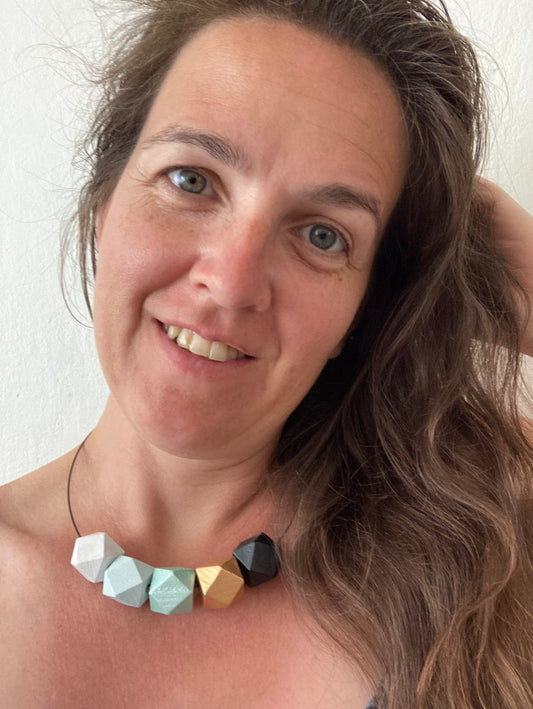 Náhrdelník na struně