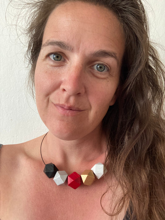 Náhrdelník na struně